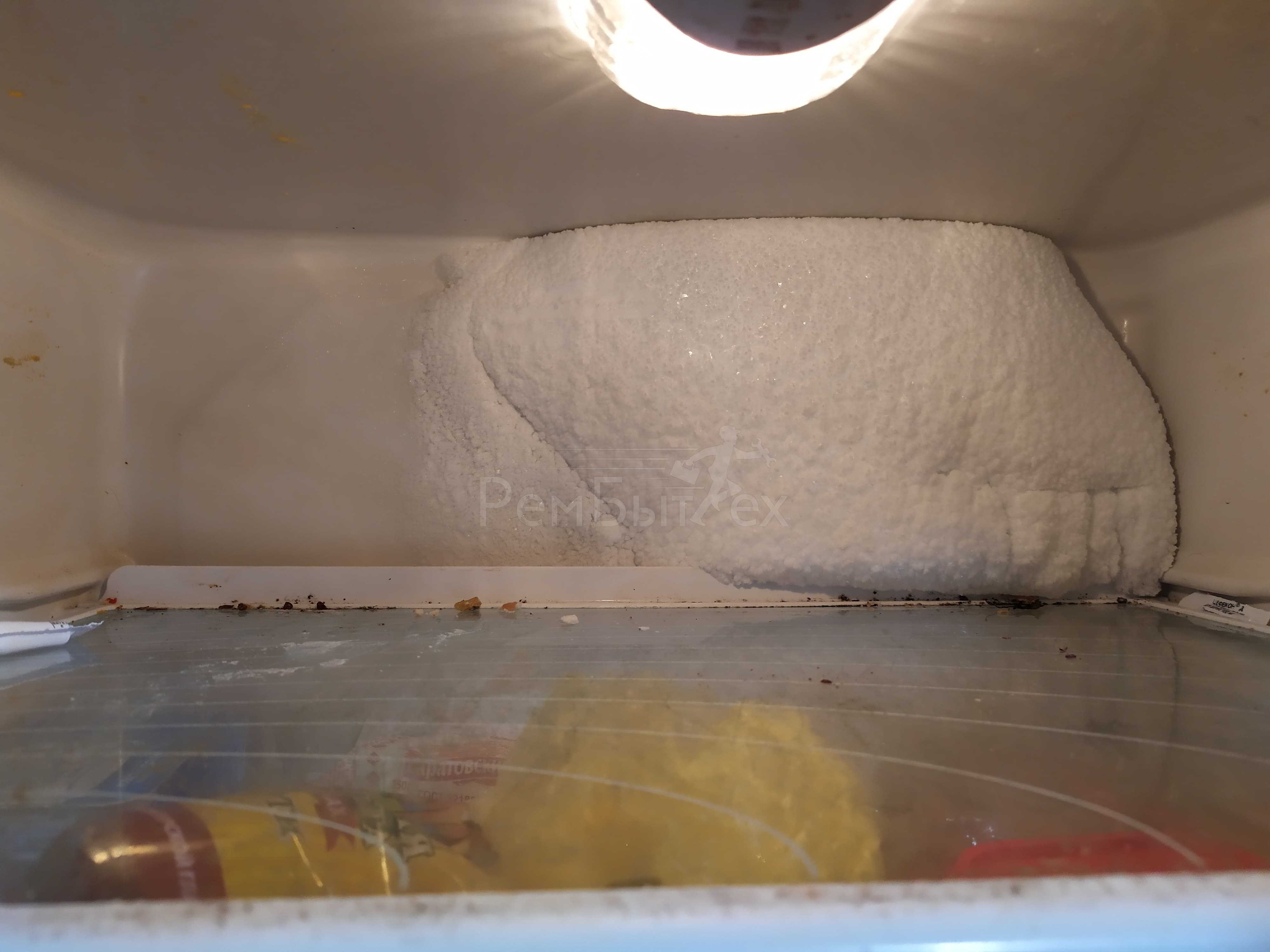 Причины, приводящие к образованию капель конденсата на задней стенке холодильника