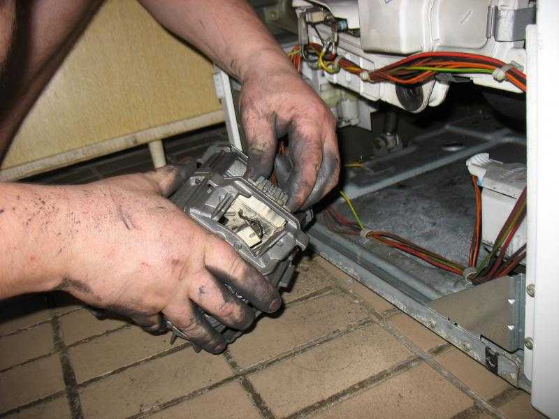 Замена и ремонт двигателя стиральной машины: что делать, если электродвигатель искрит или не работает? взаимозаменяемость моторов. причины поломок. как поменять провода?
