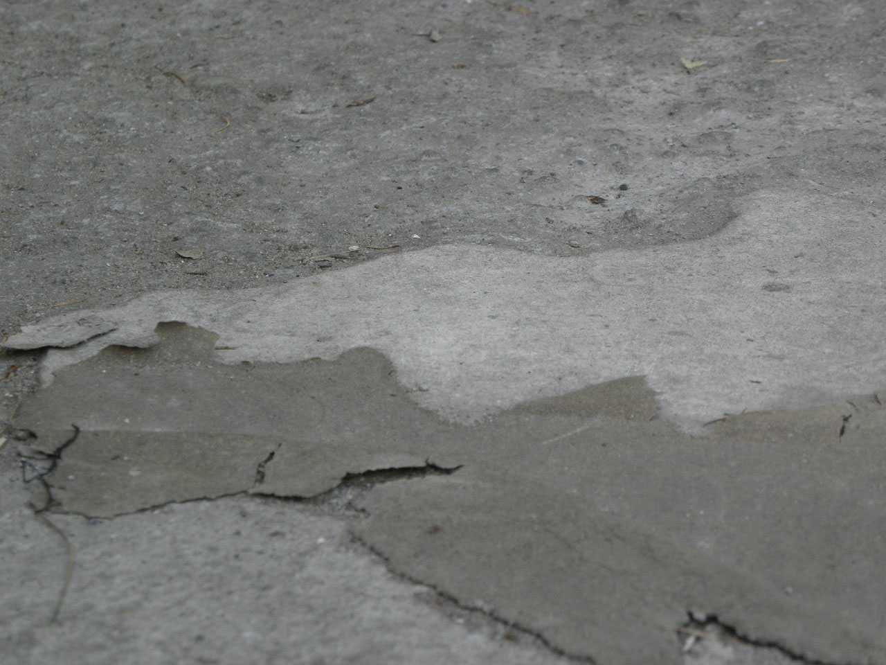 Трещины в бетонном полу. Выбоины бетонного пола. Разрушение бетонного пола. Трещины в бетоне. Выбоины в бетоне.