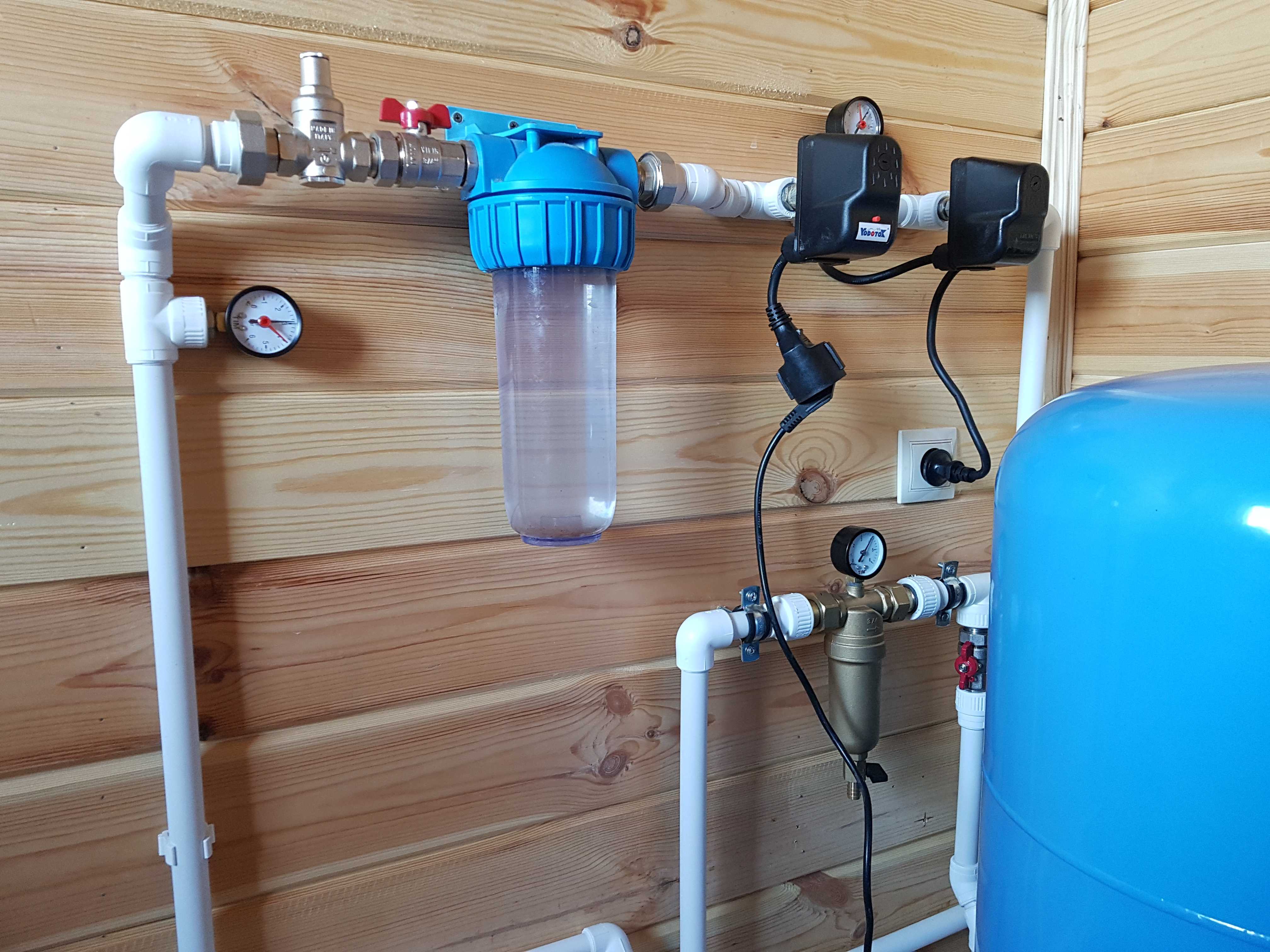 Фильтр на ввод воды. Автоматика для воды из скважины с гидроаккумулятором. Водопровод в частном доме из скважины. Система водопровода в доме. Монтаж водоснабжения на даче.