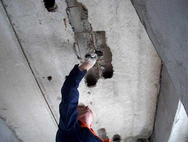Заделка сквозных дыр и отверстий от метизов в бетонной стене