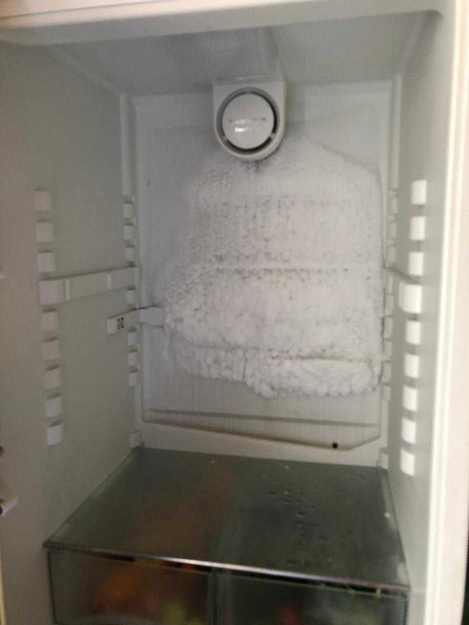 Почему в холодильнике намерзает лед на задней стенке: что делать, внутри, индезит no frost, атлант, образуется, покрывается снегом, как избавиться от наледи, делает, внизу, двухдверный с ледогенератор