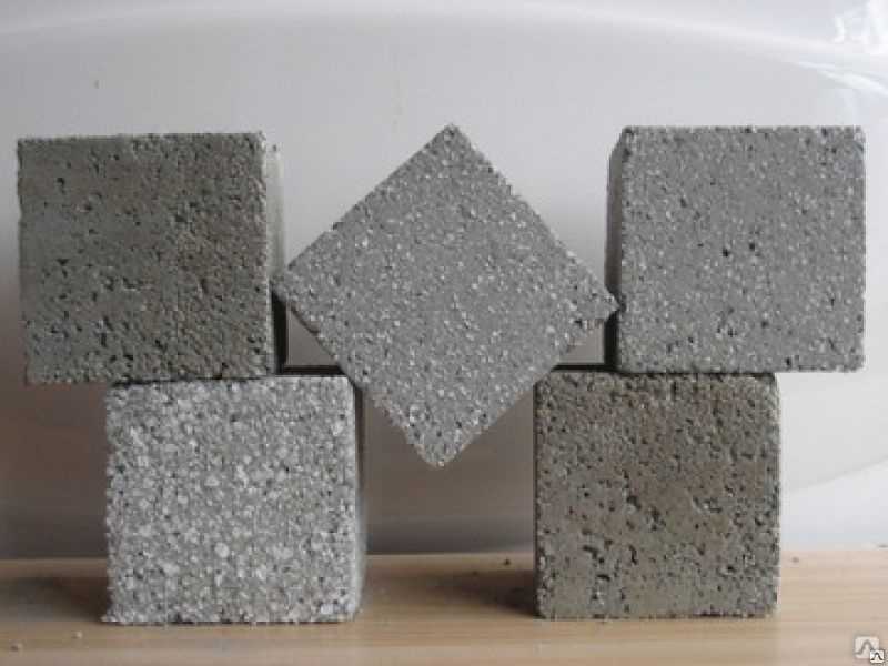 Силикатный бетон не является универсальным материалом, хоть и имеет широкий спектр применения Материал просто изготовить, легко использовать Силикатные смеси продаются в строительных магазинах