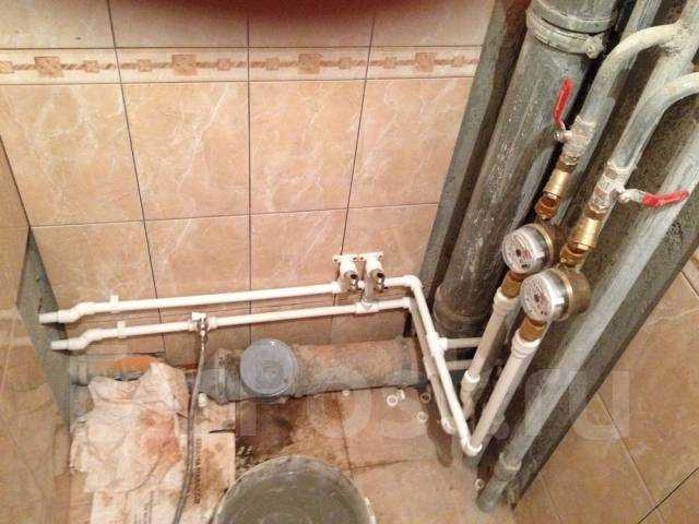 Как правильно спрятать канализационные и водопроводные трубы в ванной комнате: чем закрыть под плитку, как убрать в стену, фото