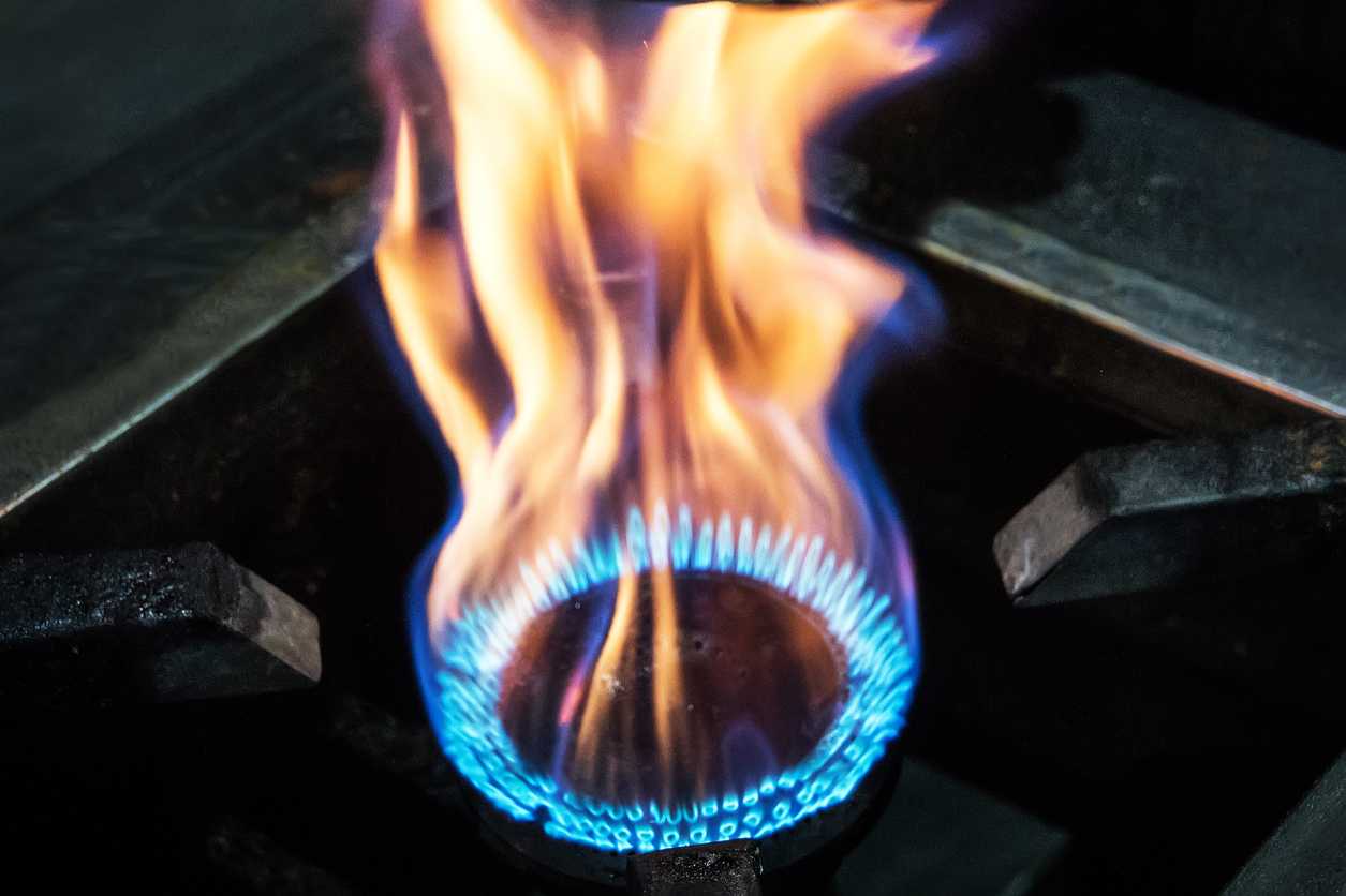 Почему газ начинает гореть оранжевым пламенем вместо синего?