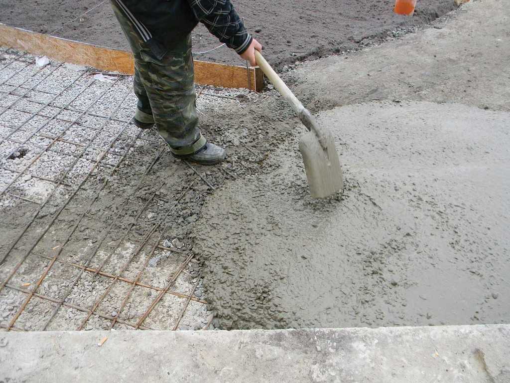 Заливать бетон на старый бетон можно, правда для этого следует соблюдать особые правила и последовательность, которую нельзя нарушать Новое основание получиться крепким и прослужит еще долго