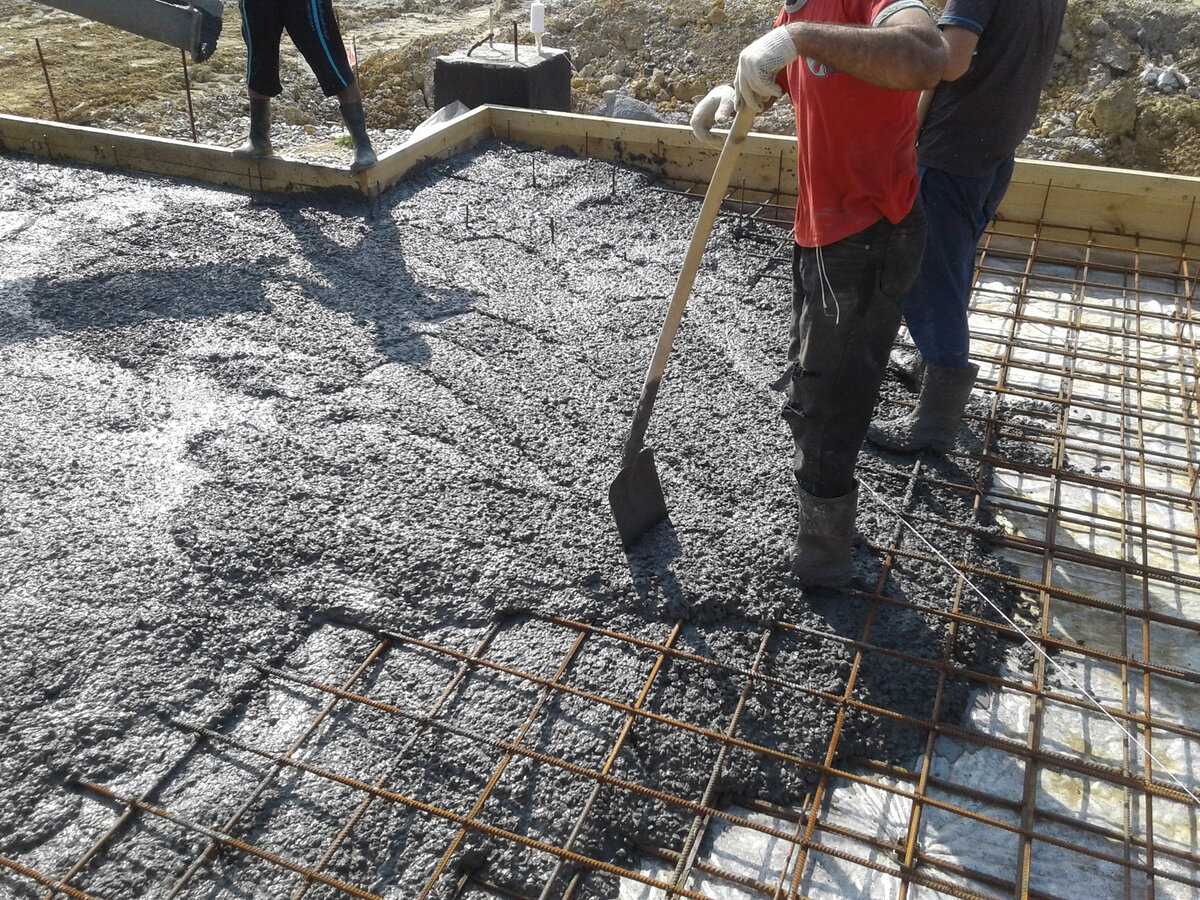 Заливка бетонной плиты может быть выполнена самостоятельно, без привлечения строителей Выполнять работу лучше в теплое время года, но при необходимости и соблюдая требования, сделать это можно и в зимний период