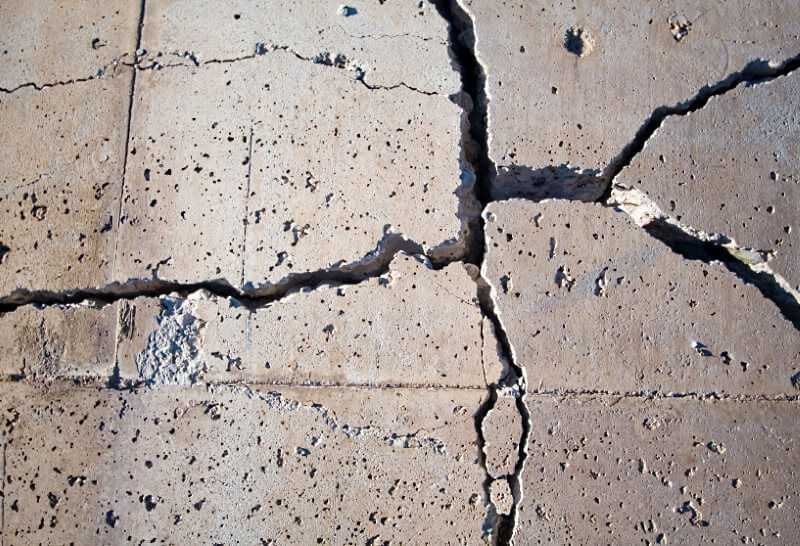 Крошится и разрушается бетон: причины и методы предотвращения?
