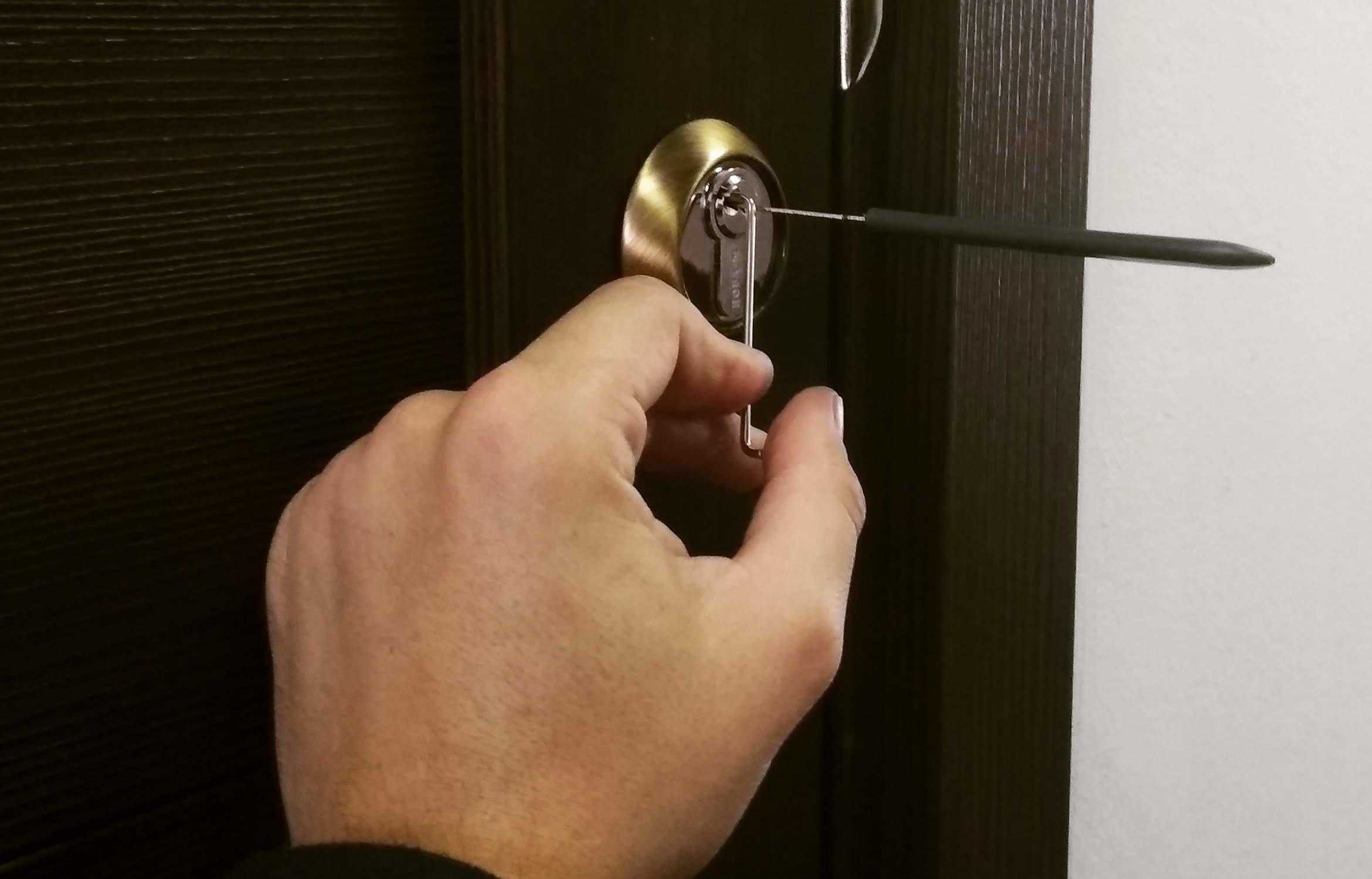 Как открыть дверь квартиры без ключа