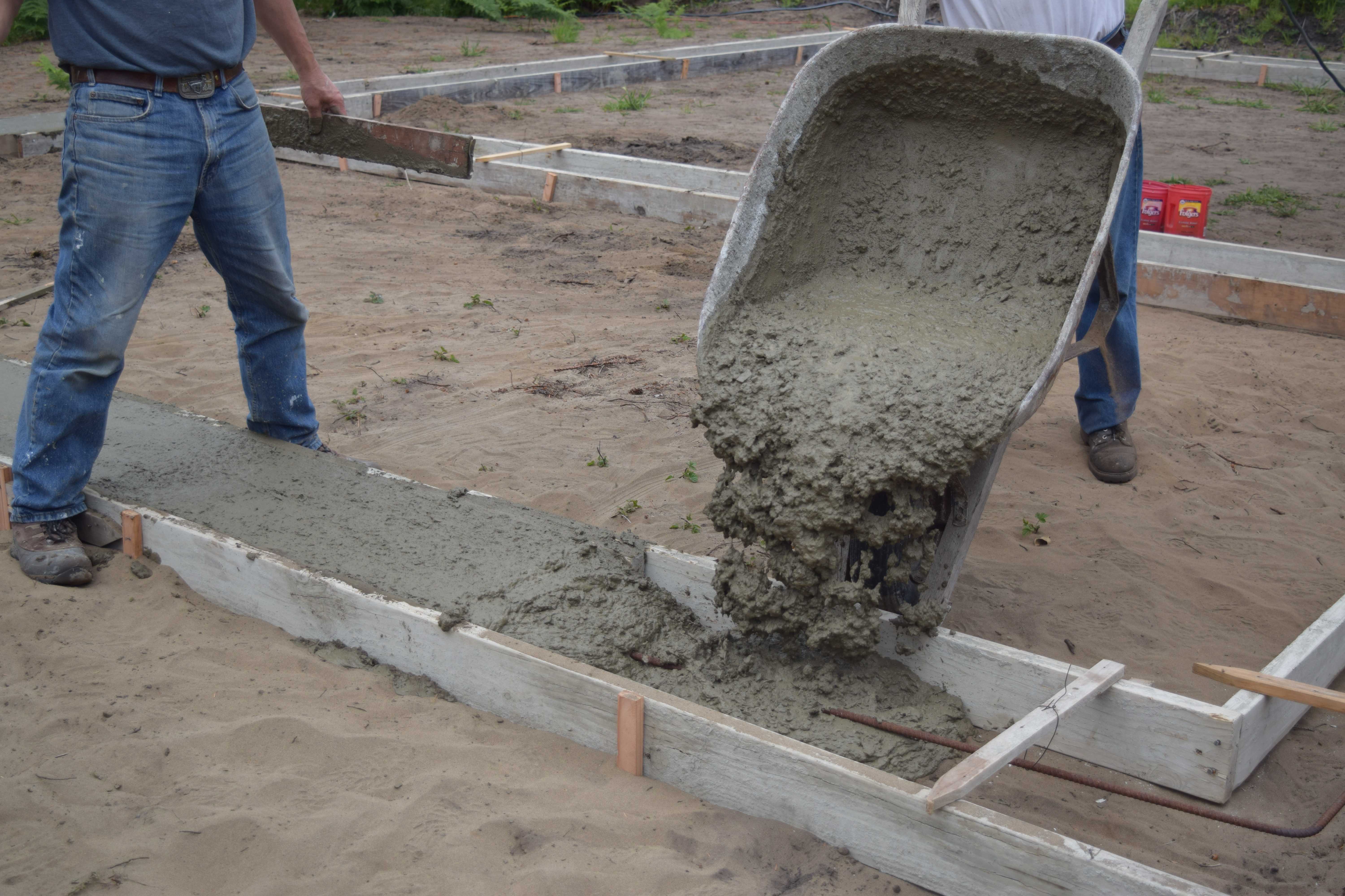 Процесс заливки бетона