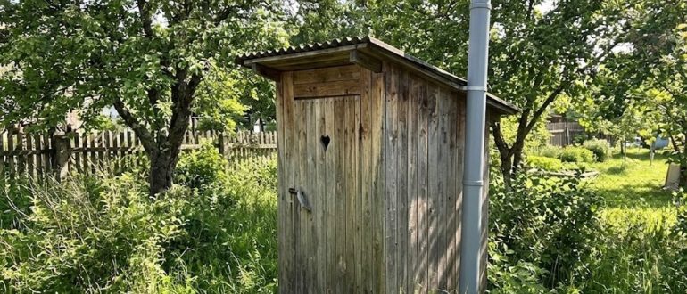 Дачный туалет с вытяжной трубой над крышей