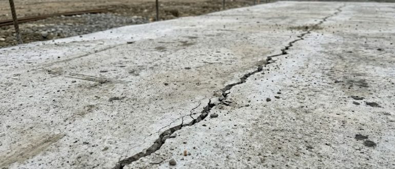 Диагональная трещина на бетонном основании