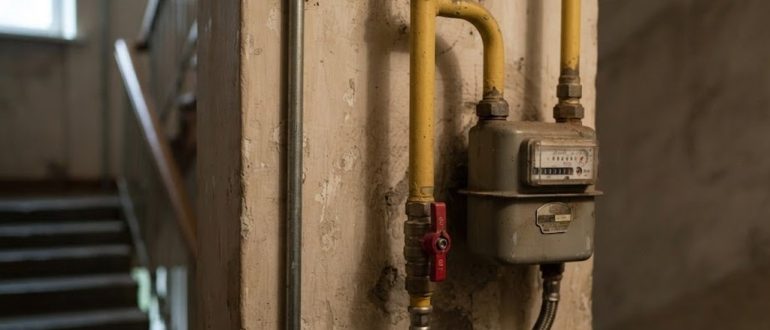 Газовая труба с закрытым краном и счётчиком в подъезде многоквартирного дома