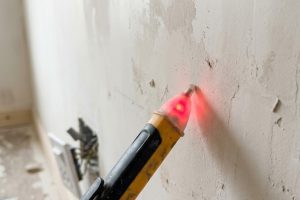 Индикатор скрытой проводки у оштукатуренной стены