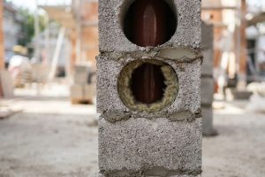 Керамзитобетонный блок с керамической трубой дымохода внутри