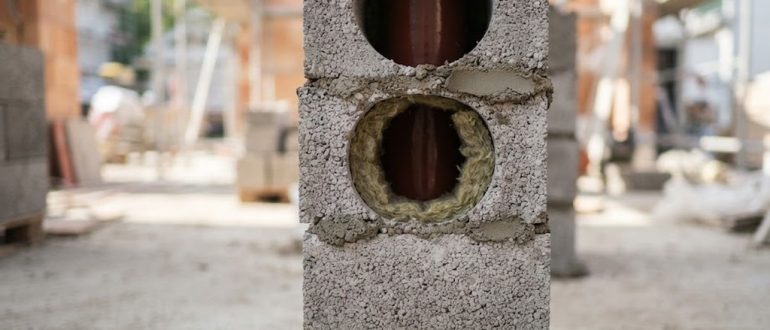 Керамзитобетонный блок с керамической трубой дымохода внутри