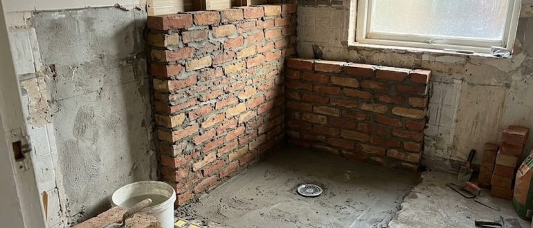 Кирпичная кладка перегородок душевой кабины в ванной комнате