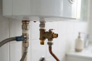 Латунный предохранительный клапан на трубе холодной воды бойлера