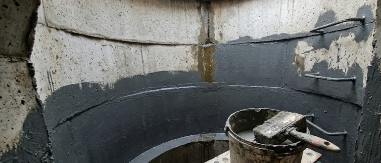 Нанесение гидроизоляции на стены бетонного колодца изнутри