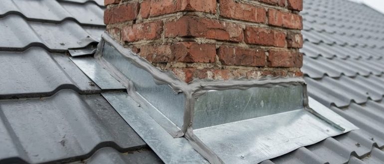 Примыкание кровли к кирпичной вентиляционной шахте с металлическим фартуком