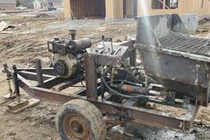 Самодельный бетононасос на прицепном шасси на стройплощадке