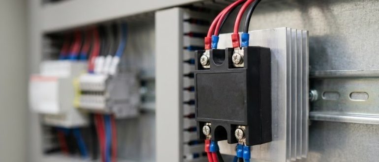 Твердотельное реле на радиаторе в электрошкафу