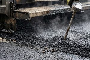 Укладка горячей асфальтобетонной смеси с измерением температуры
