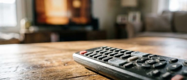 Универсальный пульт дистанционного управления на журнальном столике