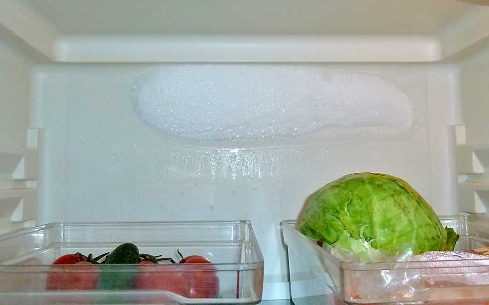 12 основных причин почему течет холодильник снизу