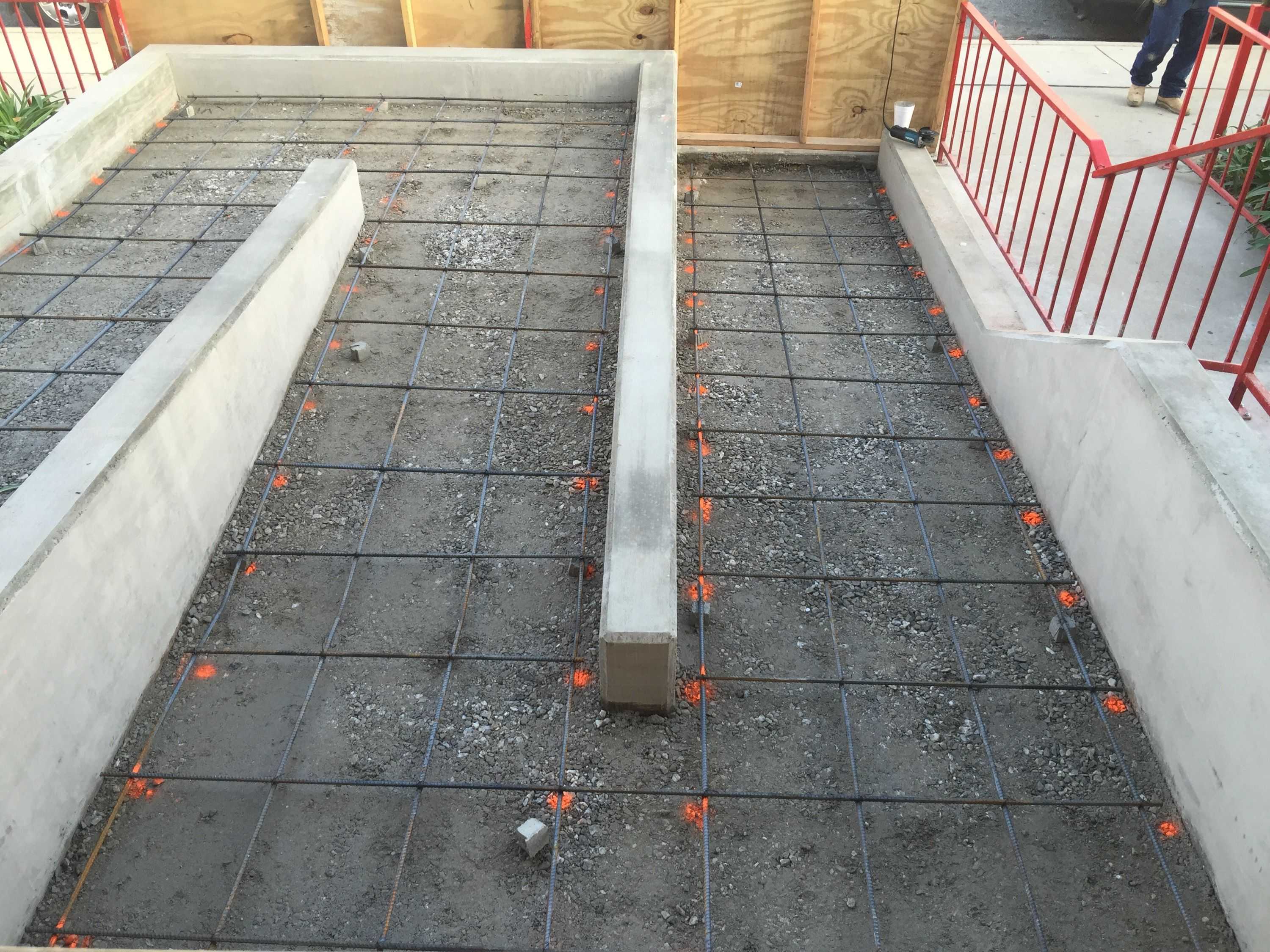 Устройство пандуса из бетона: подготовка, этапы работ
