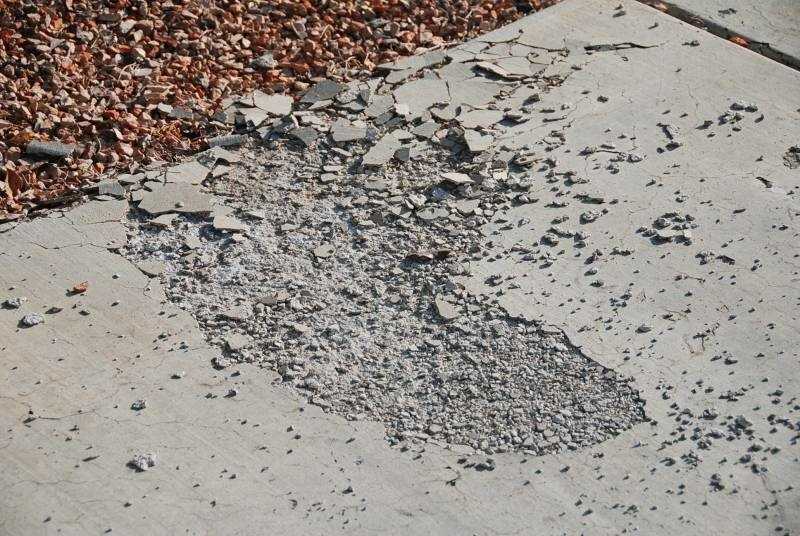 Почему крошится бетон после заливки и зимы: что делать