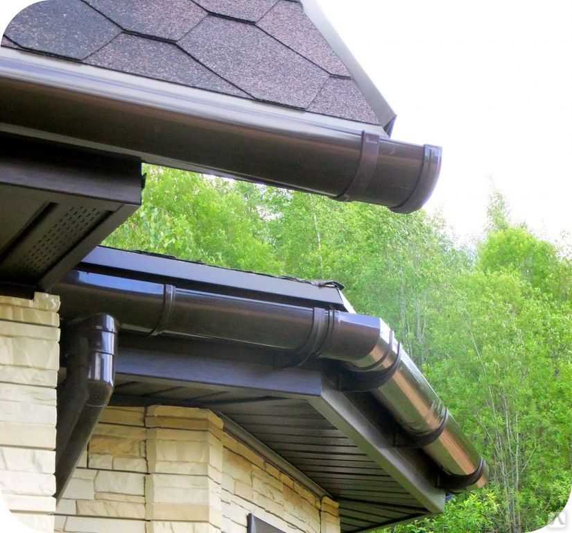 Как монтировать металлическую водосточную систему крыши своими руками