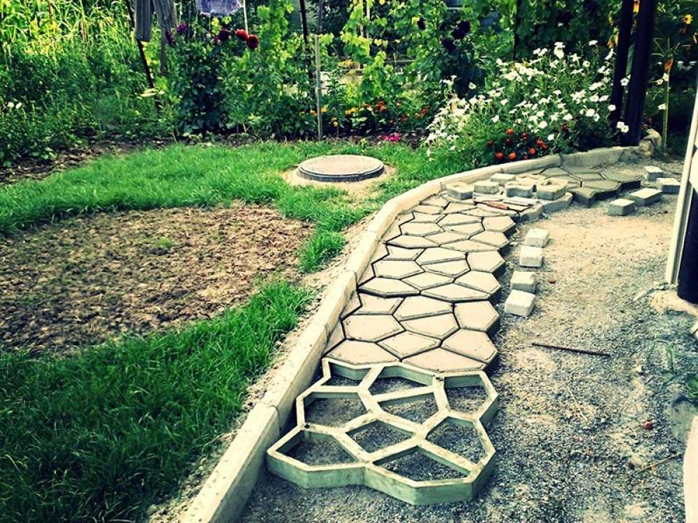 Садовые дорожки из бетона на даче: как залить с формой, сделать под камень
 - 18 фото