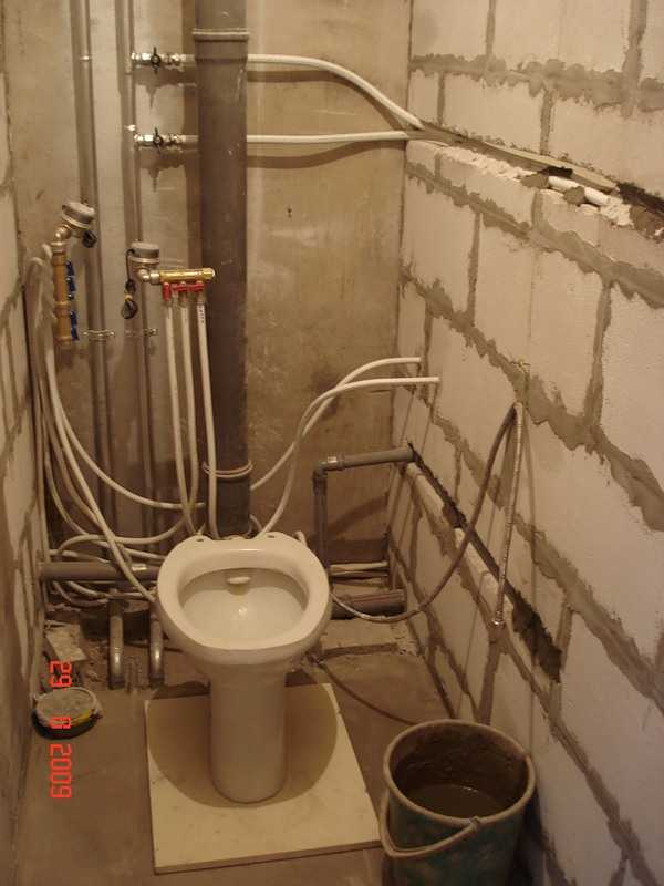 Ванная комната стояк. Канализационная труба в санузле. Трубы в ванной комнате. Водоснабжение в ванной комнате. Трубы в туалете.