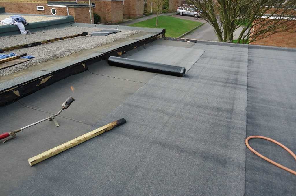 Перекрываем крышу гаража своими руками: подбор дешевых материалов и технология монтажа. чем лучше покрыть крышу гаража
