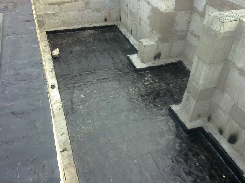Гидроизоляция бетонного пола  необходимая мера, особенно в помещениях с повышенной влажностью Производится разными материалами по особенным технологиям Улучшает состояние пола и продлевает эксплуатацию