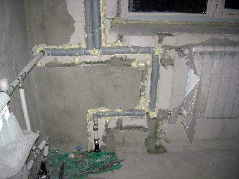 Прячем трубы отопления в стене: плюсы и минусы прокладки в панельных и .