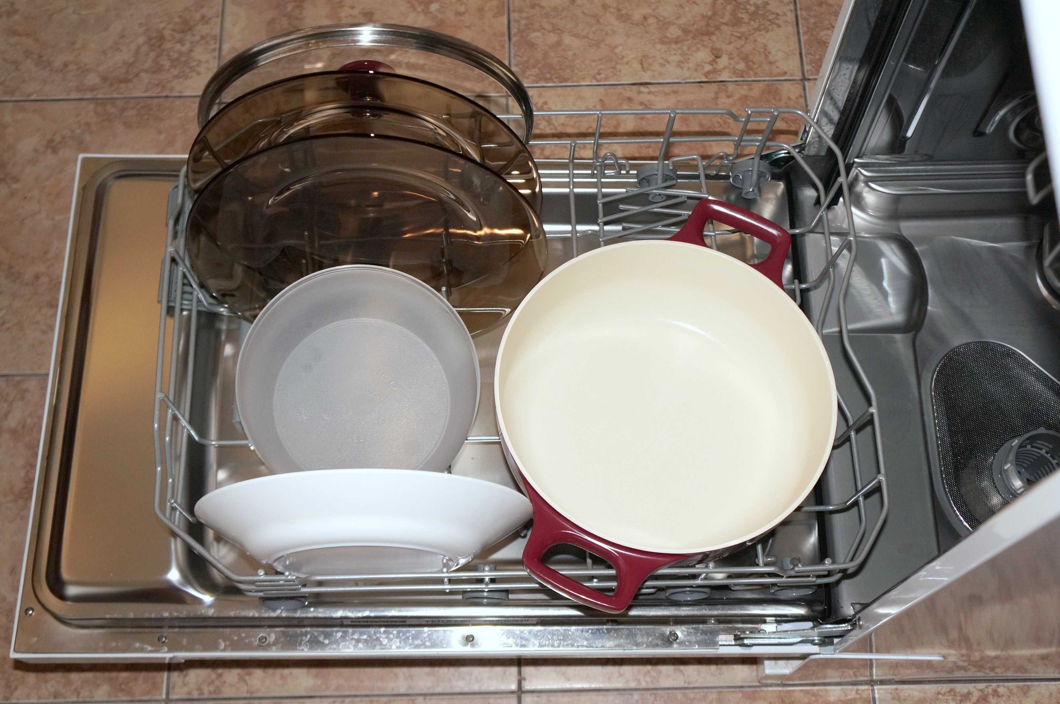 После мытья в посудомоечной машине на посуде белый налет: почему, причины, мясорубка покрылась темным, оставляет, мутная