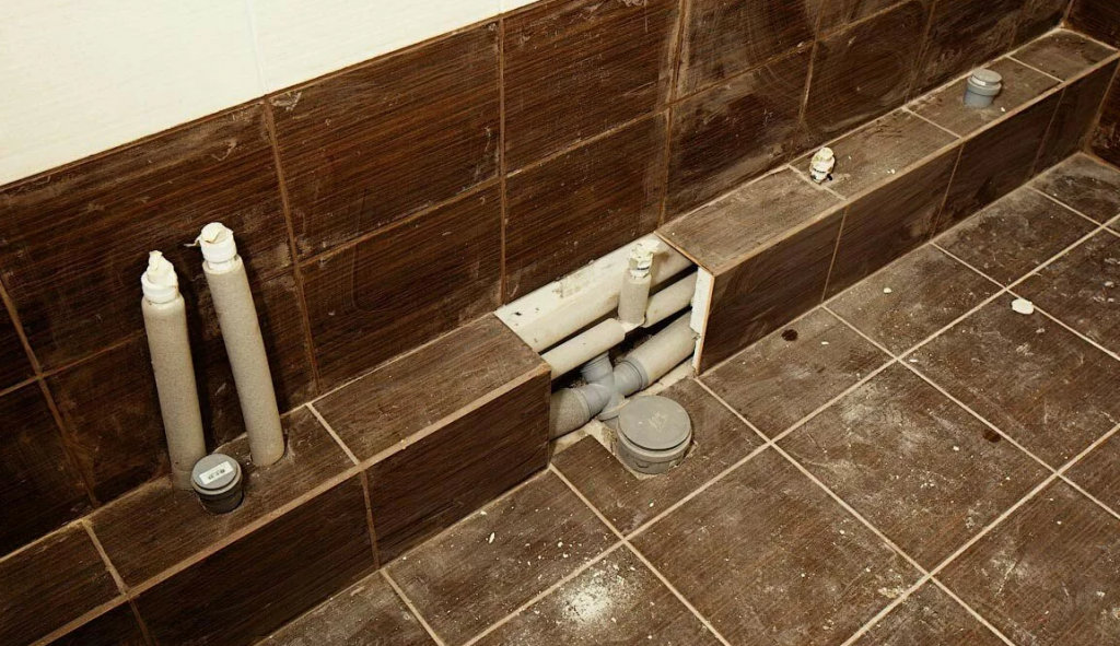 Как закрыть трубы в туалете: обзор вариантов маскировки канализационного стояка и стояков подачи воды с сохранением доступа к ним