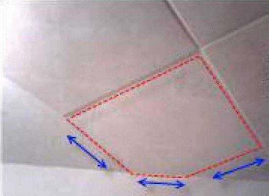 Детальная инструкция, как клеить потолочную плитку своими руками: видео и фото