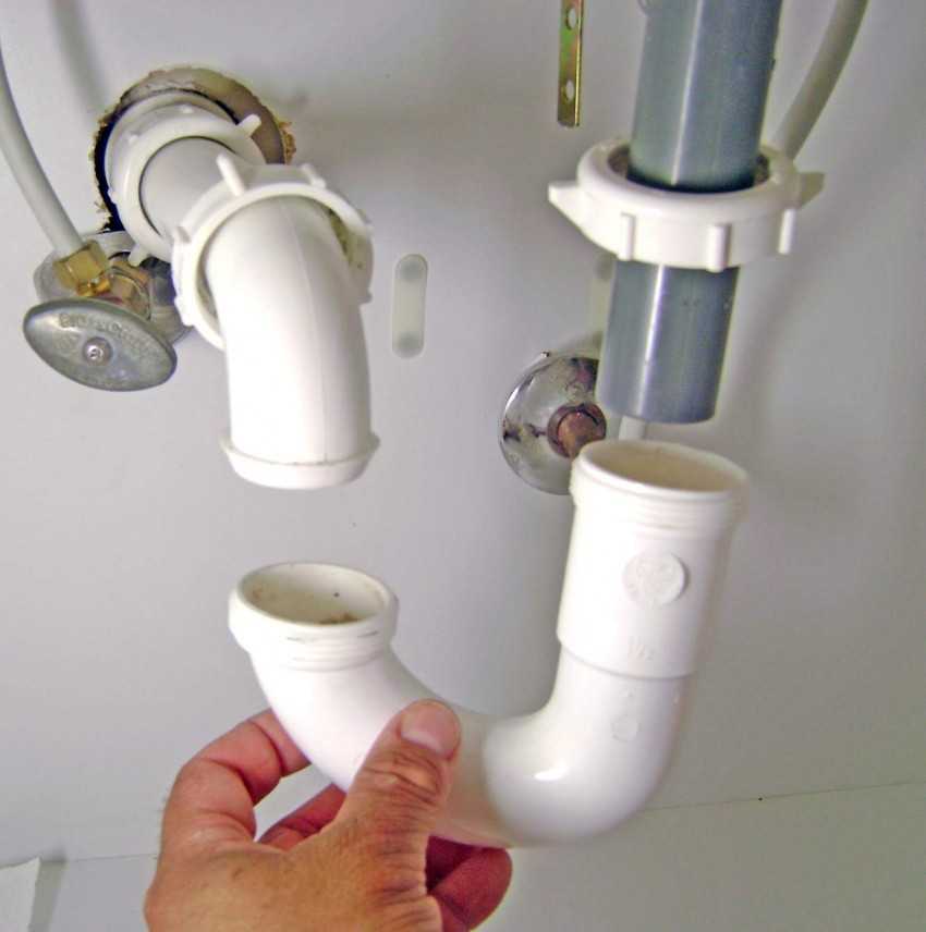 Запах из канализации: причины появления и методы устранения