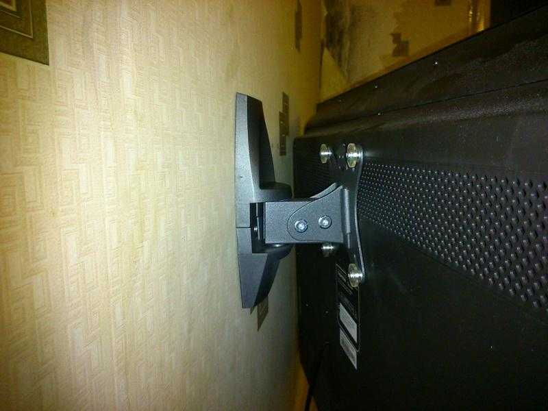 Как повесить телевизор на стену с кронштейном и спрятать провода