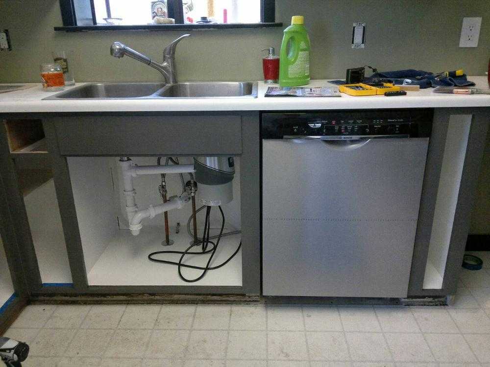 Как встроить посудомоечную машину в готовую кухню?
