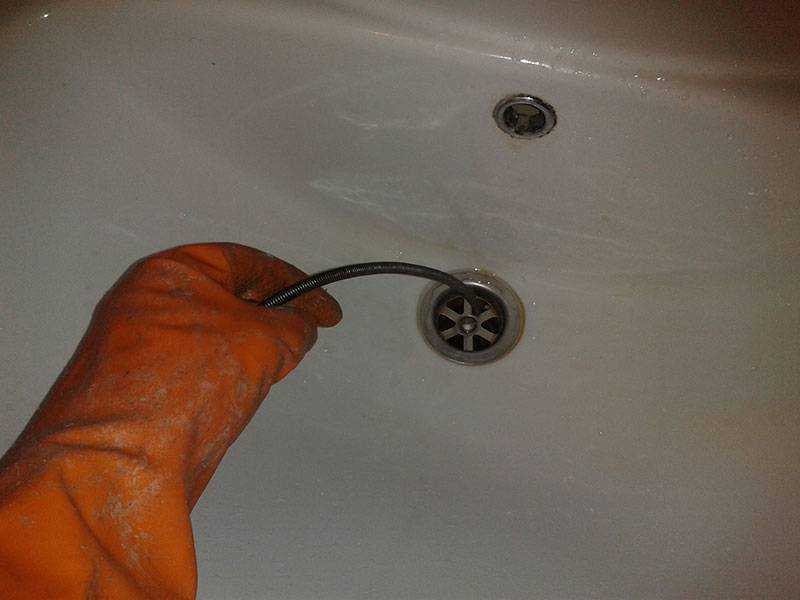 Как пробить засор в ванной