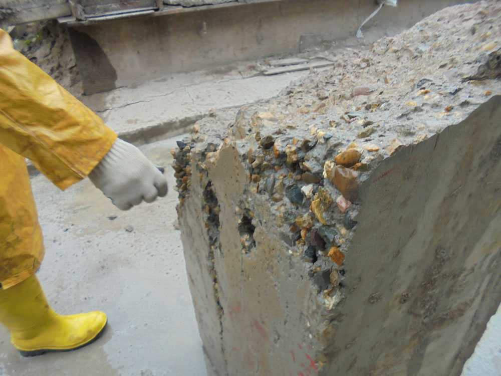 Когда крошится и разрушается бетон, возникает опасность того, что в скором времени разрушится все здание Чтобы этого не произошло, нужно своевременно проводить ремонт бетонных построек