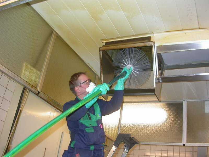 Прочистка вентиляции в многоквартирных домах: удаление загрязнений