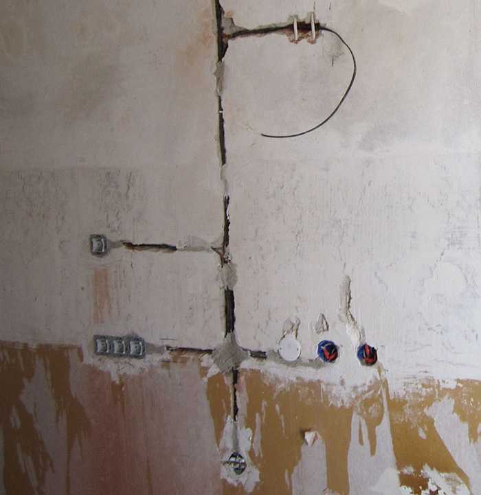 Чем замазать штробу с проводкой в стене: заделать с кабелем в бетоне, заштукатурить в газобетоне с электропроводкой, чем лучше после штробления и укладки