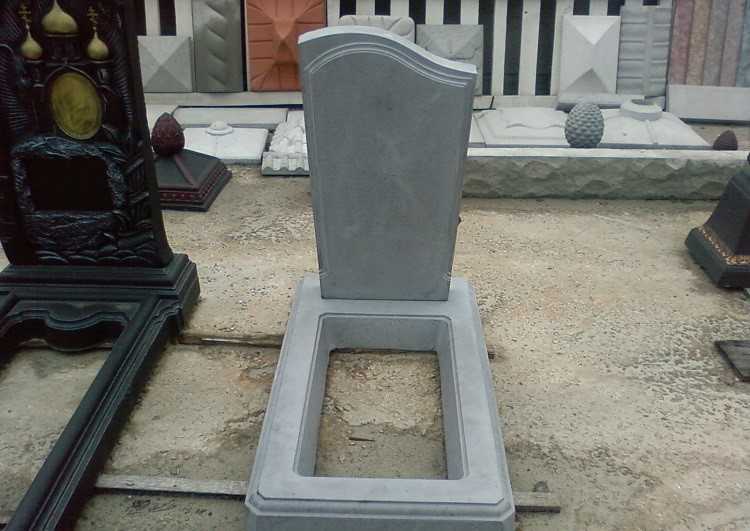 Монтаж опалубки и заливка фундамента под памятник на кладбище