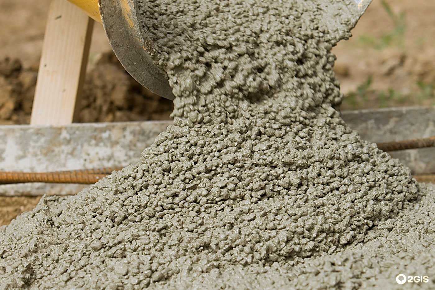 Товарный бетон является материалом заводского производства, который изготавливается по определенным пропорциям и обладает характеристиками, которые выше, чем у материала, сделанного собственноручно