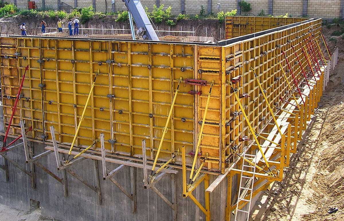 Приготовление и укладка смеси из бетона на строительной площадке